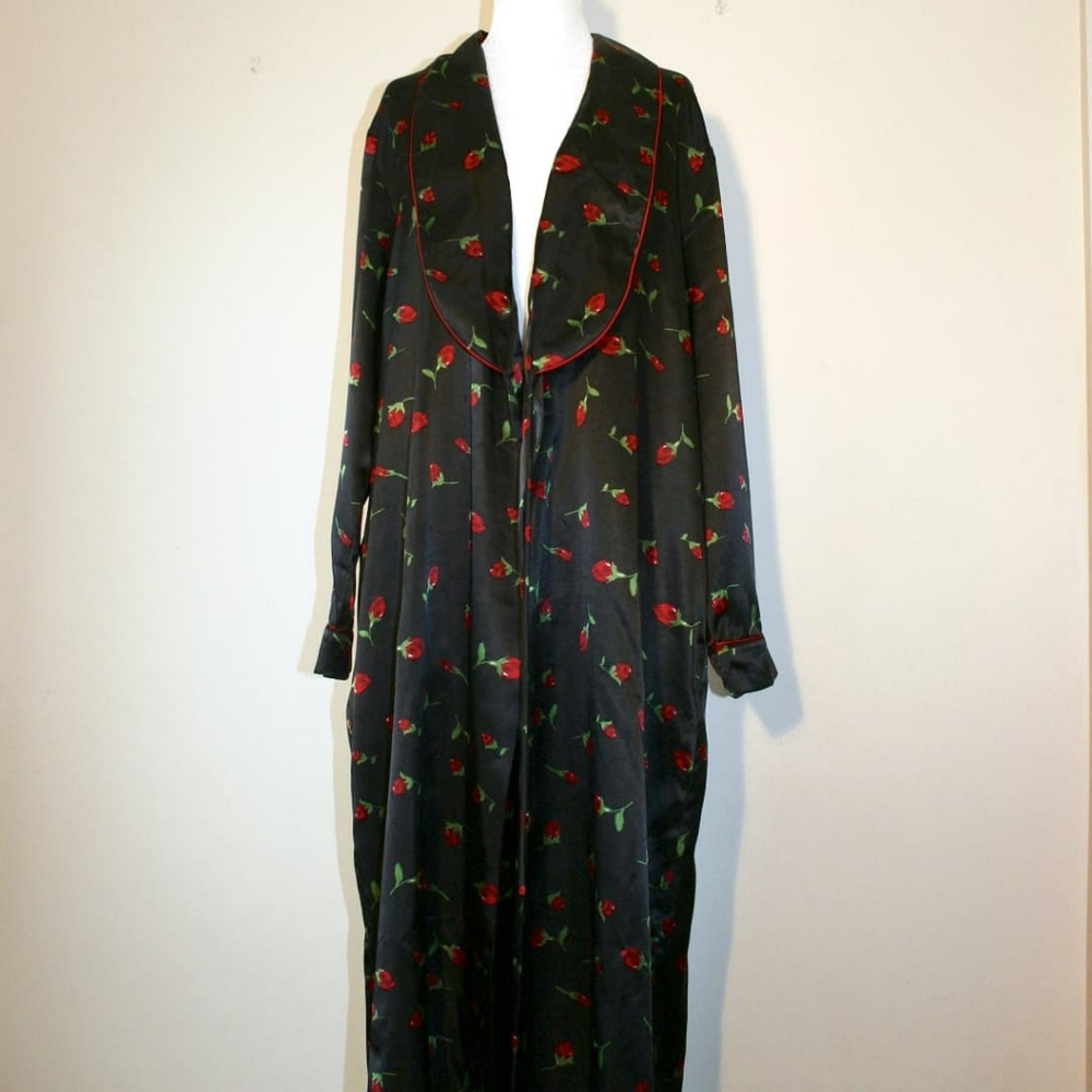 Vintage Long Sleeve Black Robe With Rose
